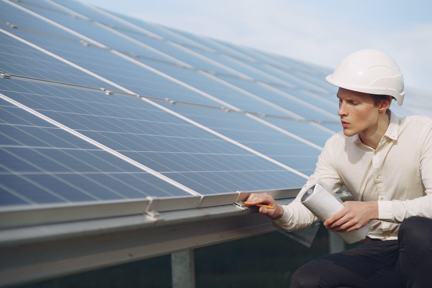 Conseiller technique Youtss préparant une étude solaire