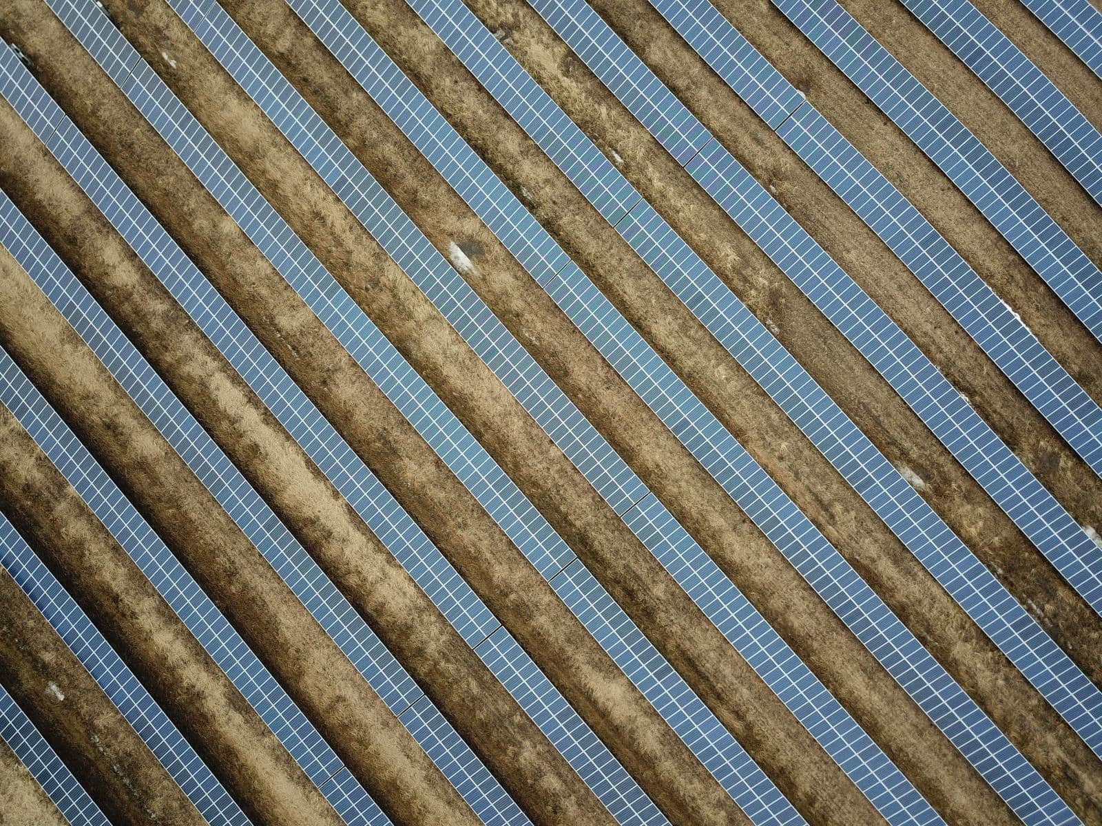 Vue aérienne d'une centrale solaire au sol