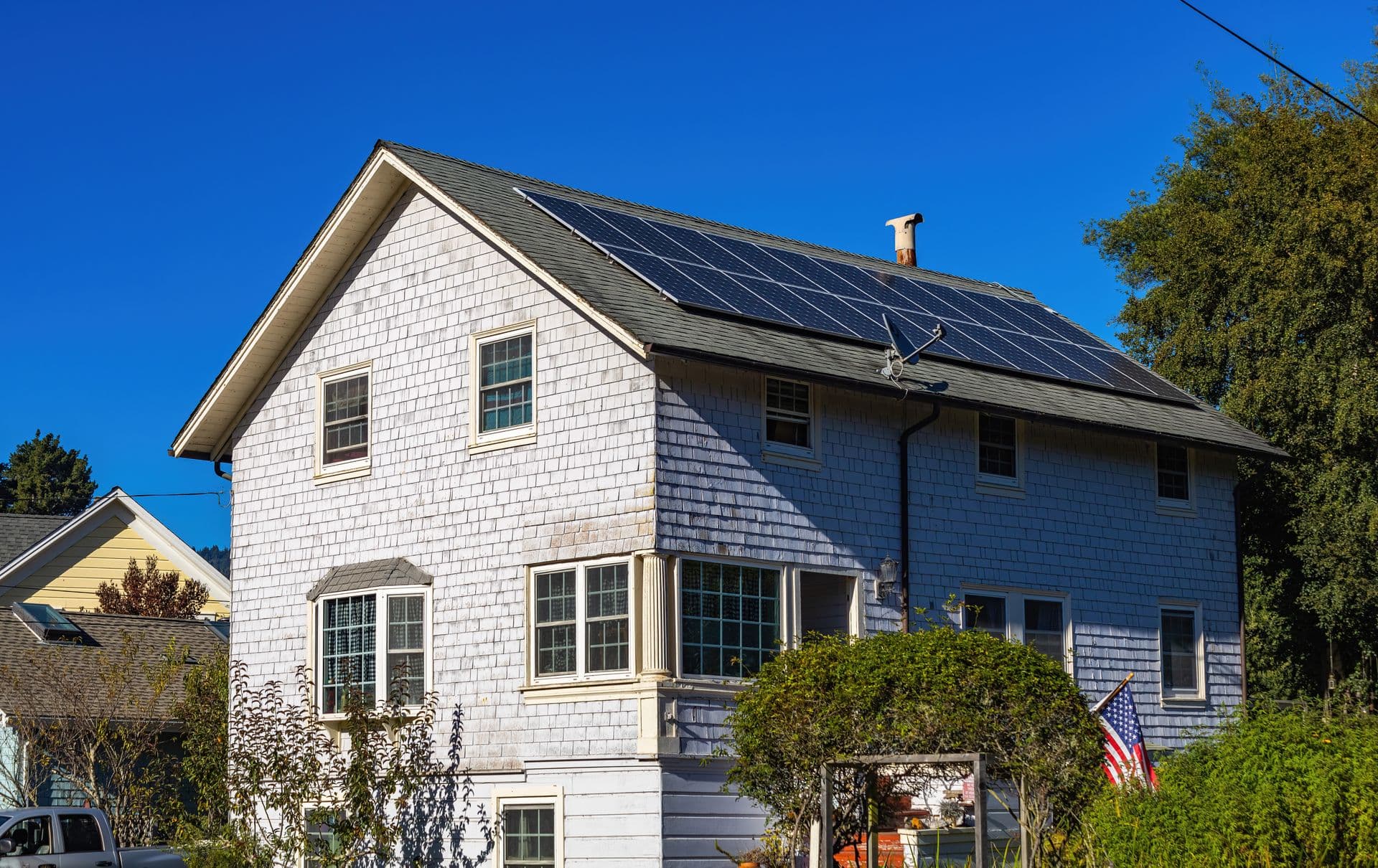 Maison tunisienne moderne équipée de panneaux solaires Youtss sur son toit