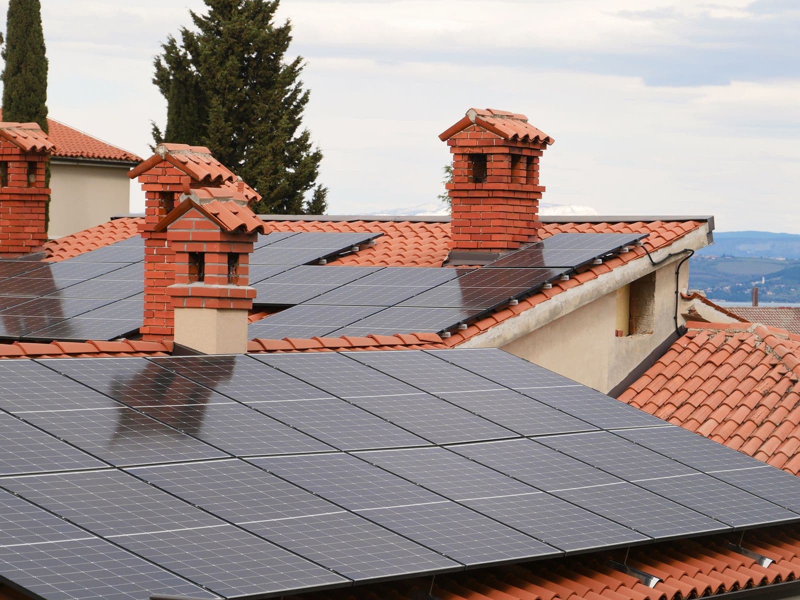 Panneaux solaires posés sur une toiture en tuiles rouges