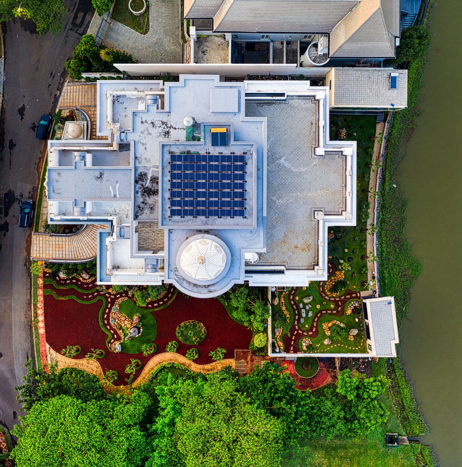 Vue aérienne d'une villa équipée de panneaux solaires